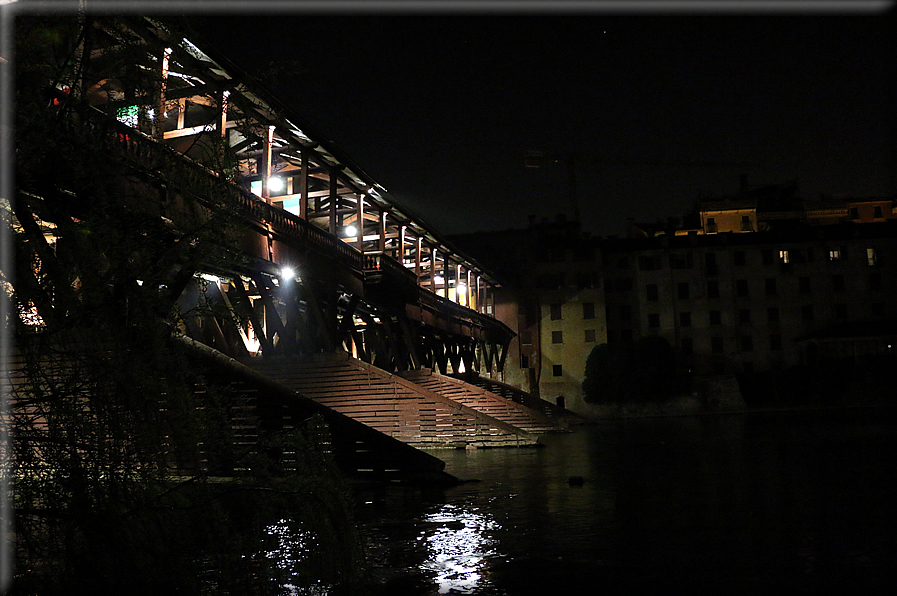 foto Bassano del Grappa di notte